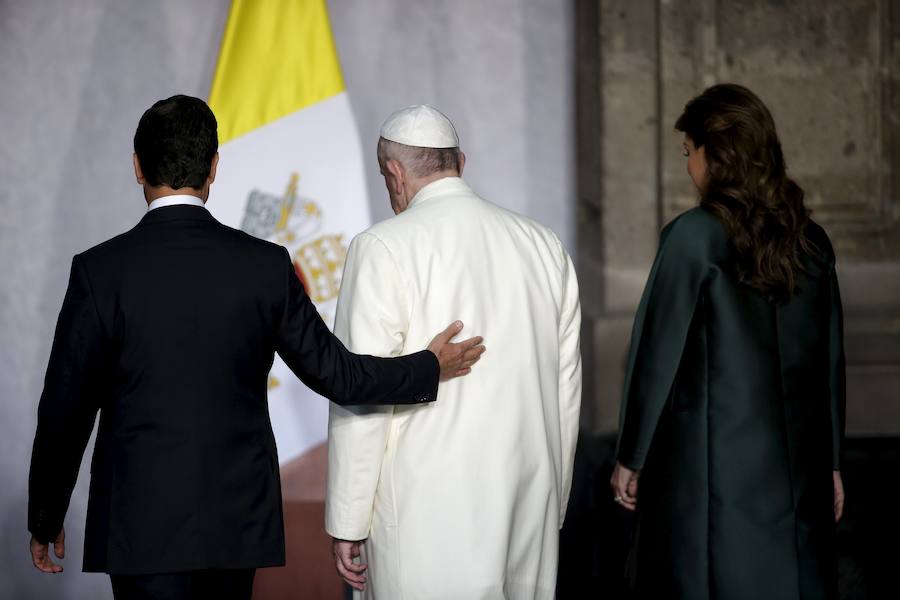 El papa Francisco, junto al presidente de México, Enrique Pena Nieto, y la primera dama, Angélica Rivera, en el Palacio Nacional de México.