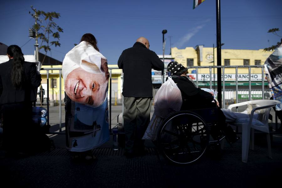 Miles de personas han recibido al papa Francisco a su llegada a México.