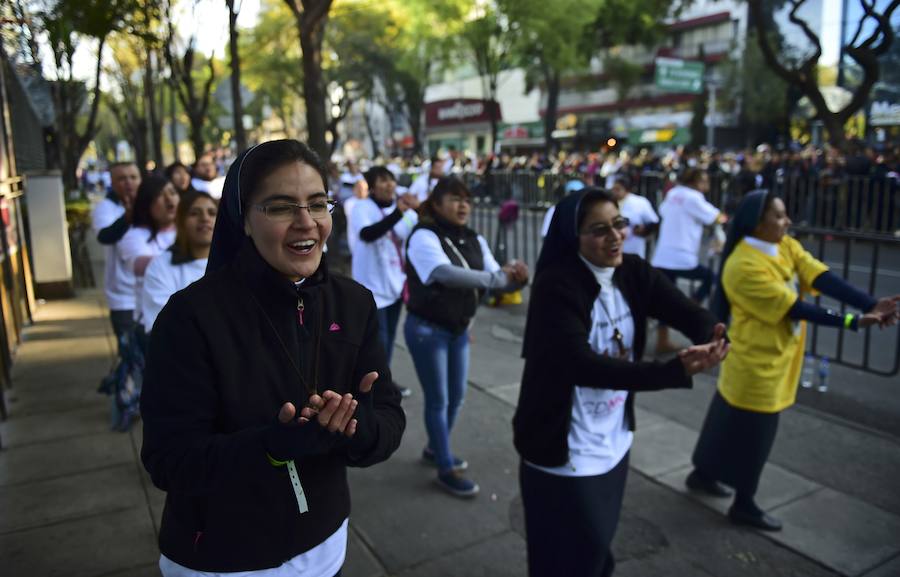 Miles de personas han recibido al papa Francisco a su llegada a México.