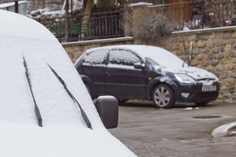 Nieve sobre los vehiculos en Villoslada.