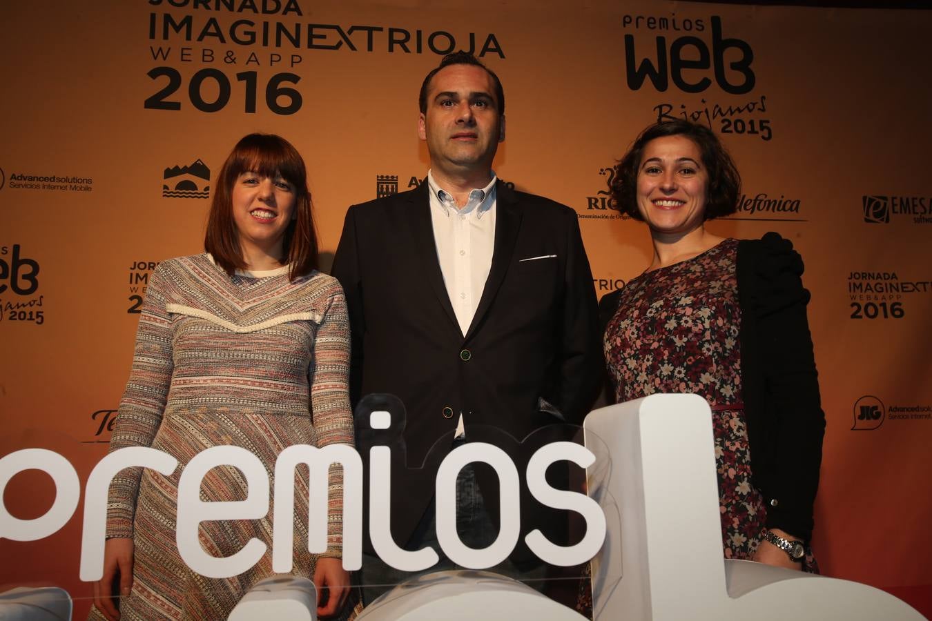 Sonrisas en el photocall en la entrega de los XVIII Premios Web Riojanos
