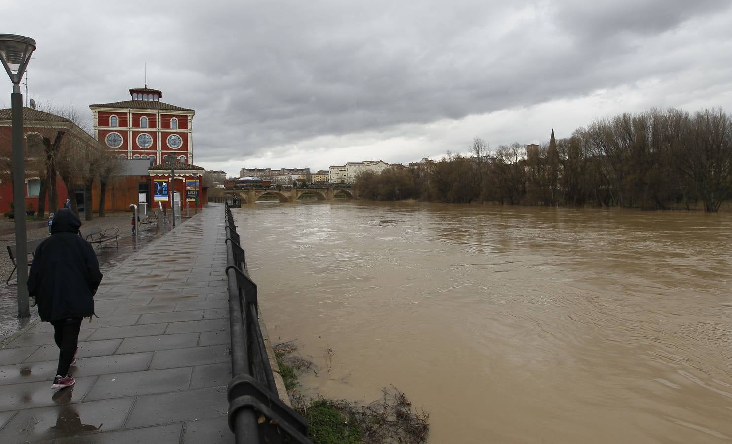 Logroño vigila el Ebro