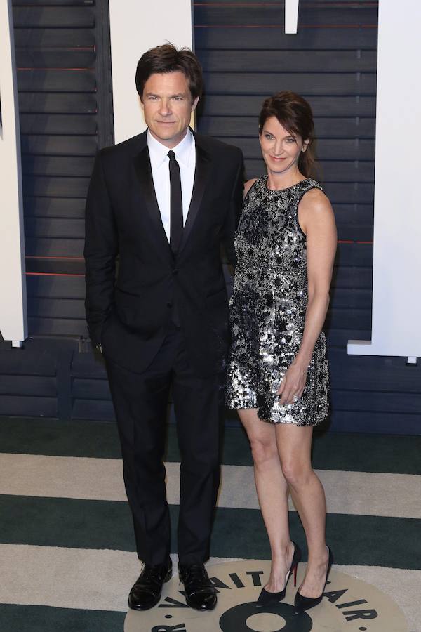 Jason Bateman (i) y Anka Anka, en la fiesta de Vanity Fair.