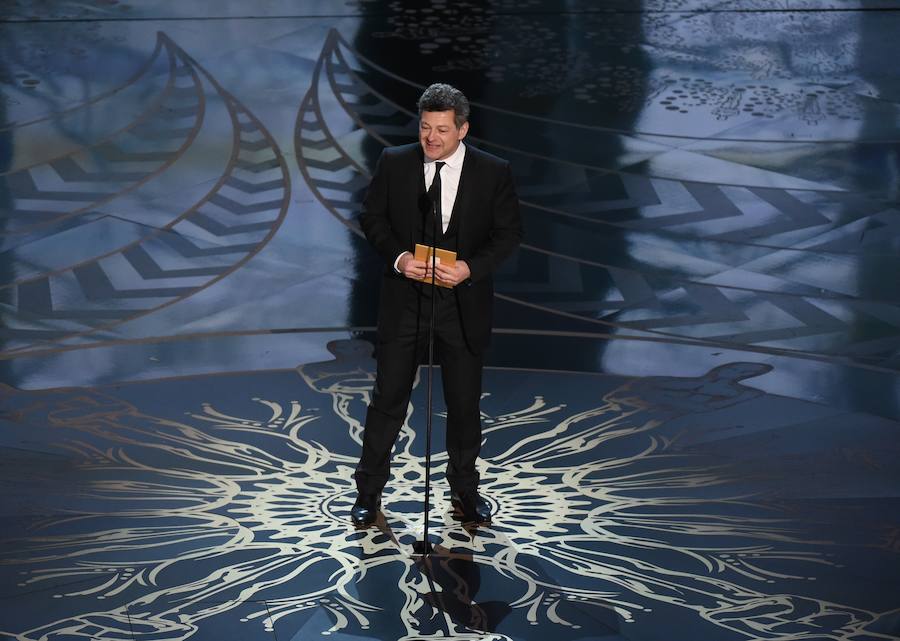 Andy Serkis, entregando uno de los premios.