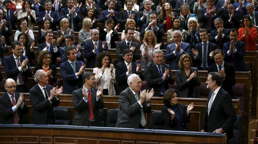 La bancada popular aplaude en pie al presidente del Gobierno en funciones, Mariano Rajoy, tras su discurso.