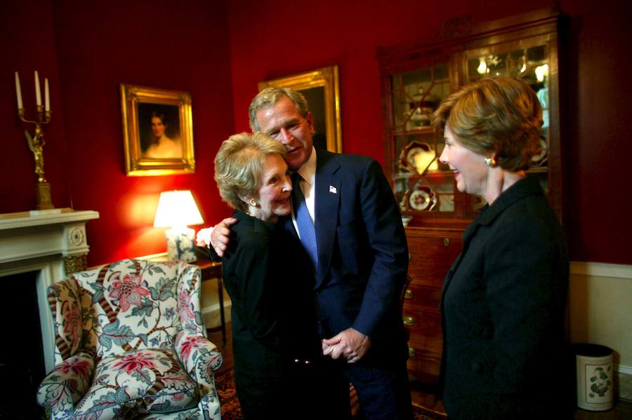 El presidente de Estados Unidos George W. Bush y la primera dama Laura Bush junto a Nancy Reagan en la Casa Blair en el año 2004.