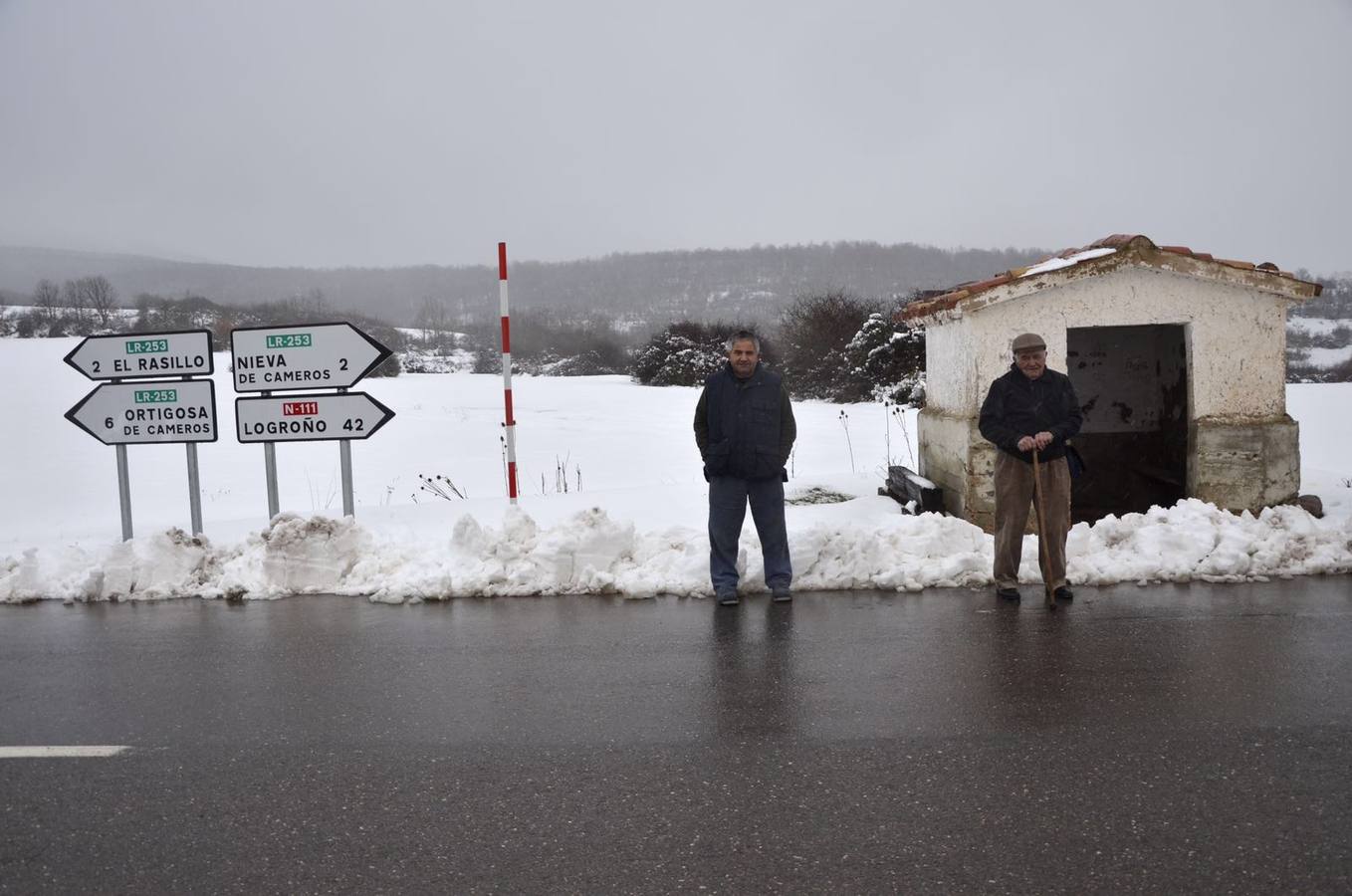 Cruce de Montemediano. Vicente padre y Vicente hijo esperan el autobús en este día de nieve