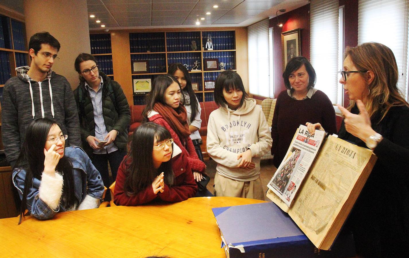 Alumnos de los cursos de Lengua y Cultura Española de la Fundación UR visitan la multimedia de Nueva Rioja