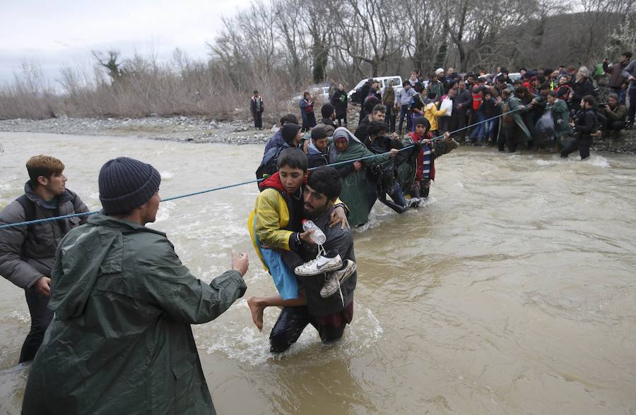 Un millar refugiados logra cruzar de Grecia a Macedonia