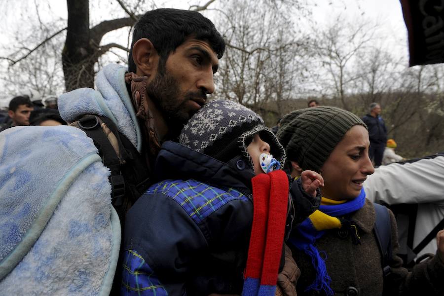 Un millar refugiados logra cruzar de Grecia a Macedonia