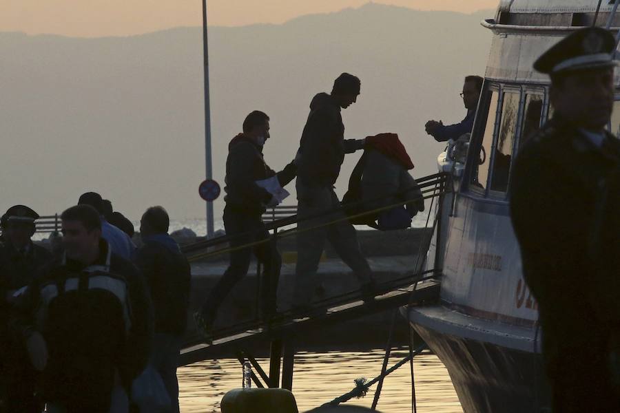 Comienzan las devoluciones de refugiados desde Grecia a Turquía