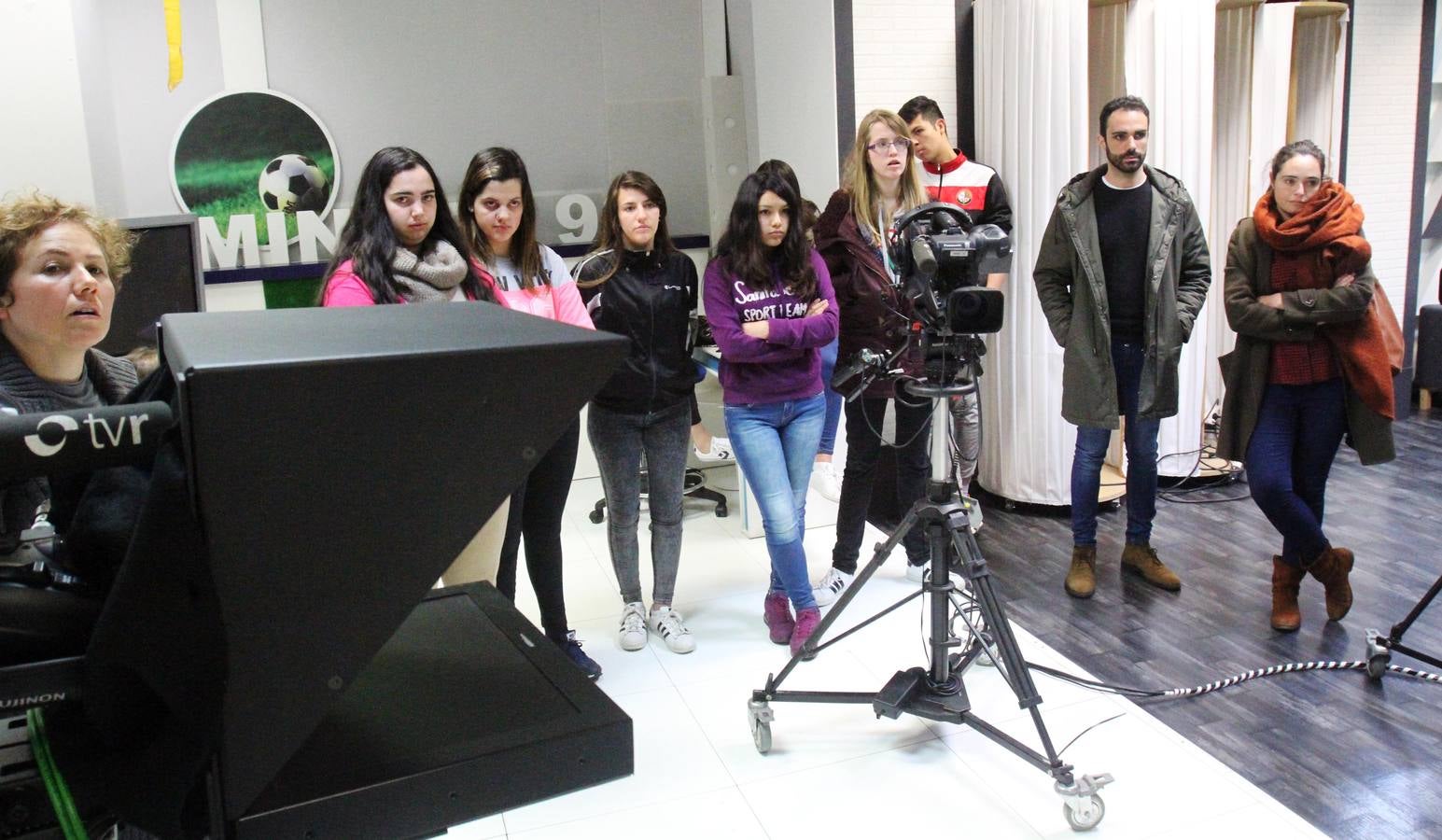 Alumnos de FP Básica de Secretariado Administrativo y Comercial del Colegio Paula Montal visitan la multimedia de Diario LA RIOJA