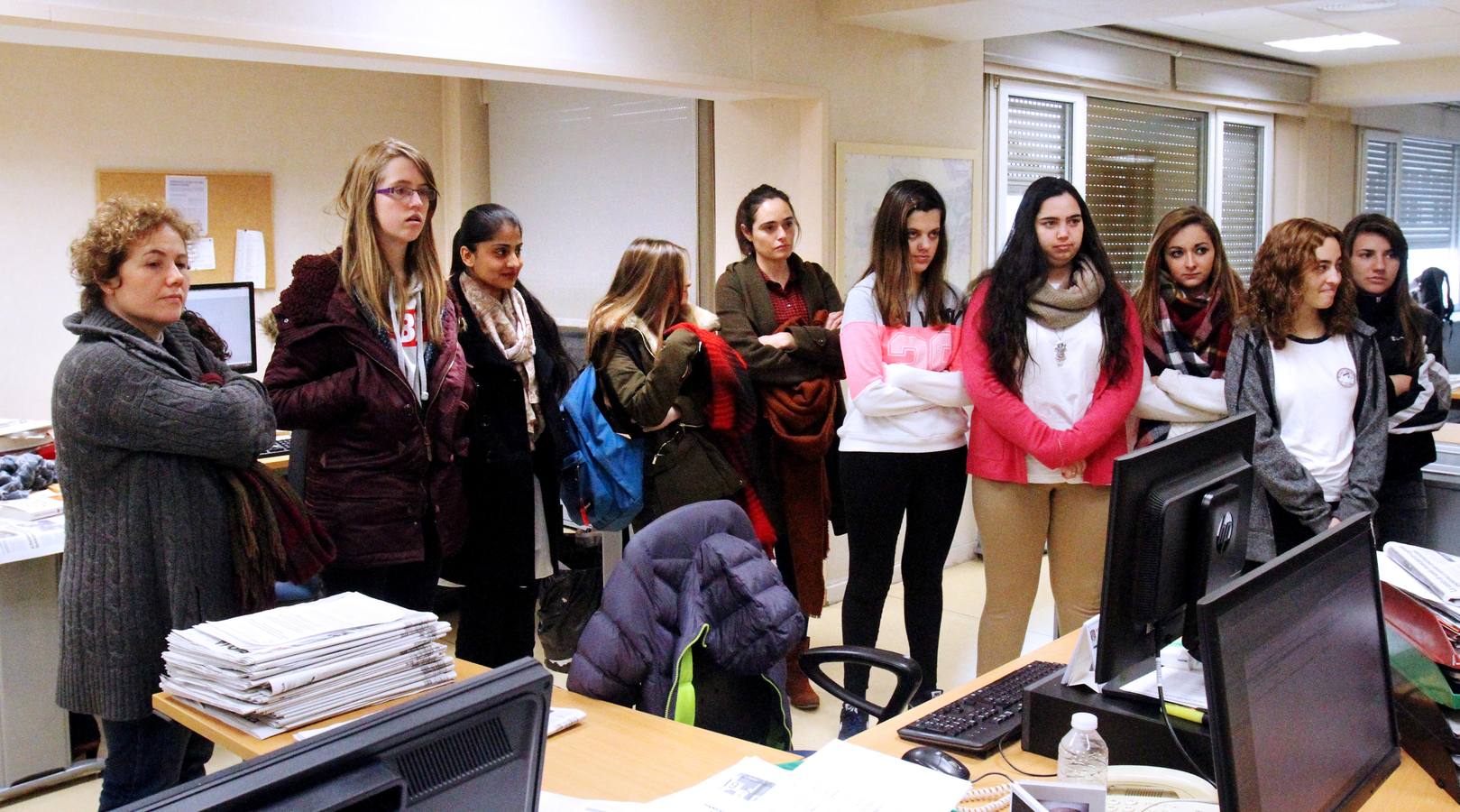 Alumnos de FP Básica de Secretariado Administrativo y Comercial del Colegio Paula Montal visitan la multimedia de Diario LA RIOJA