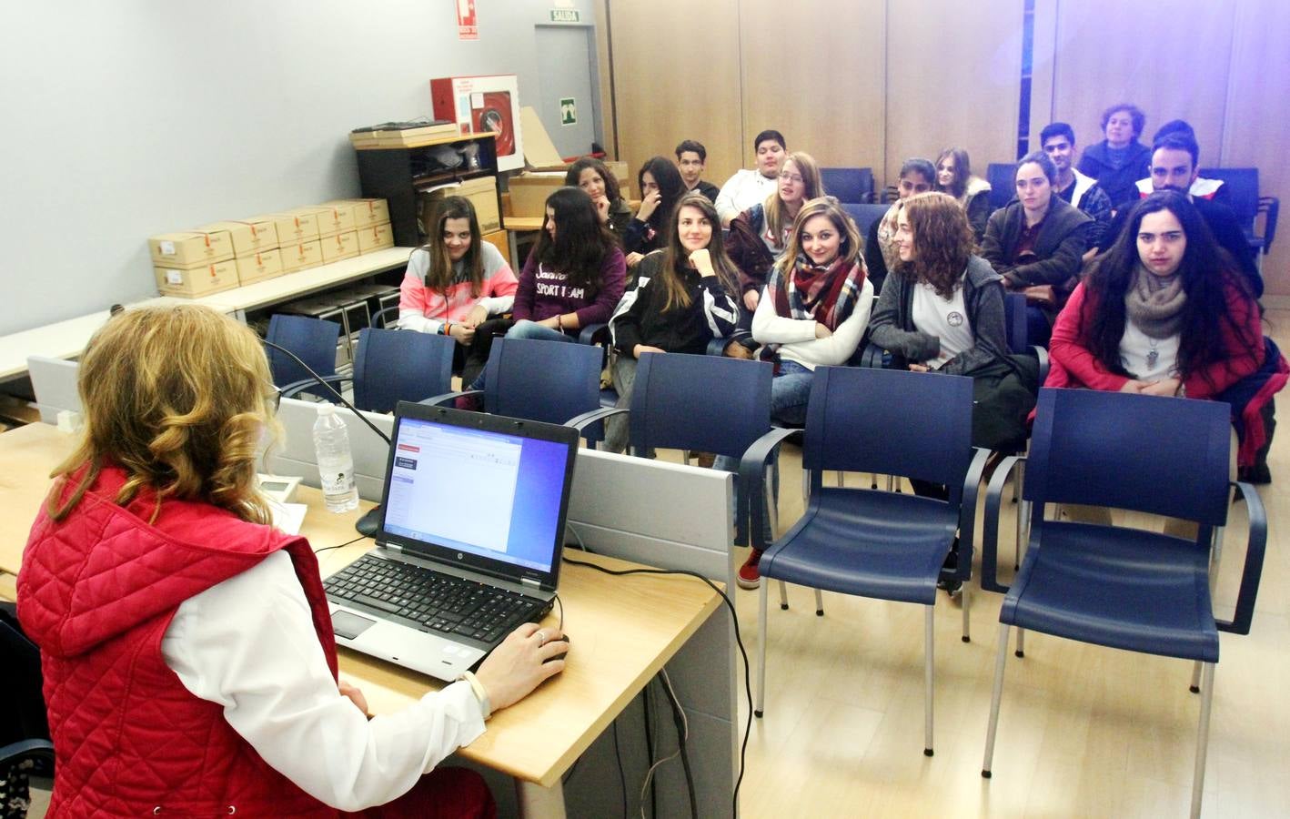 Alumnos de FP Básica de Secretariado Administrativo y Comercial del Colegio Paula Montal visitan la multimedia de Diario LA RIOJA