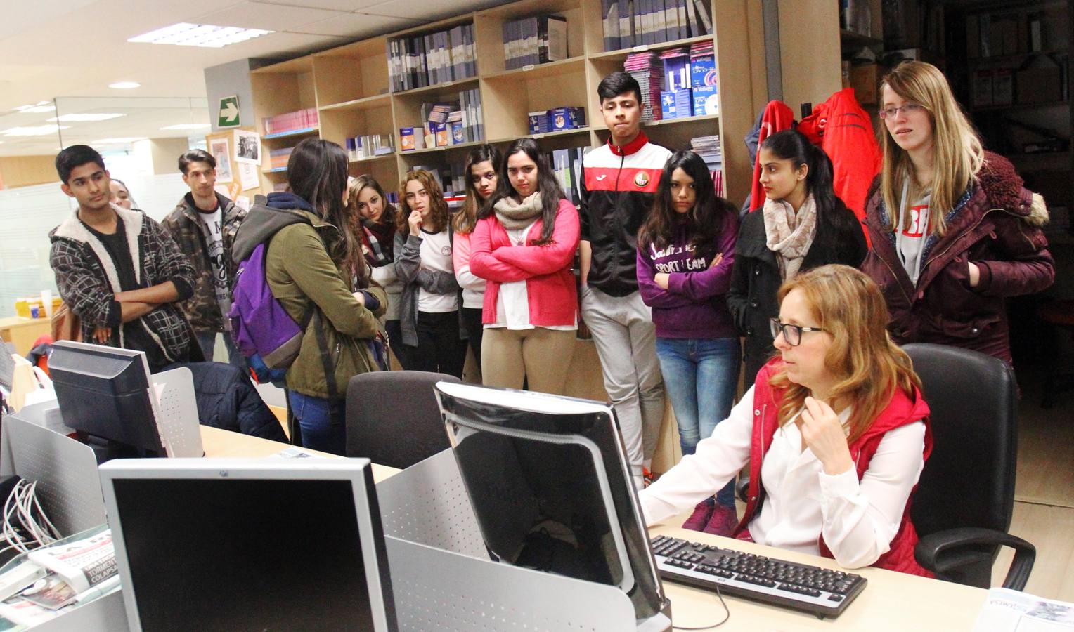 Alumnos de FP Básica de Secretariado Administrativo y Comercial del Colegio Paula Montal visitan la multimedia de Diario LA RIOJA