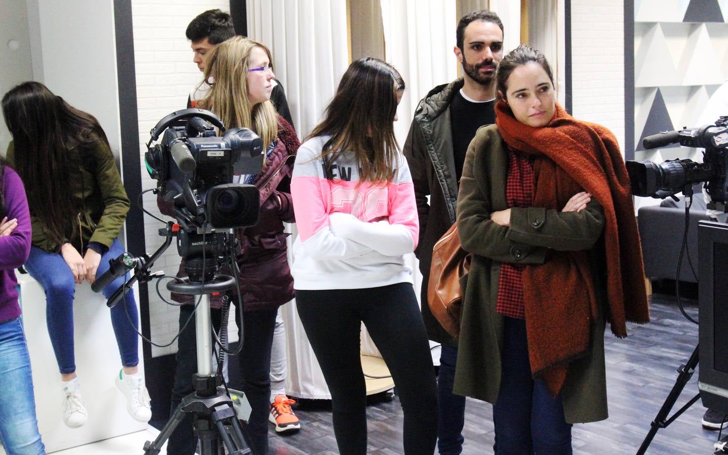 Alumnos de FP Básica de Secretariado Administrativo y Comercial del Colegio Paula Montal visitan la multimedia de Diario LA RIOJA