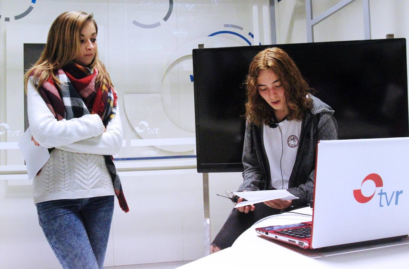 Alumnos de FP Básica de Secretariado Administrativo y Comercial del Colegio Paula Montal visitan la multimedia de Diario LA RIOJA