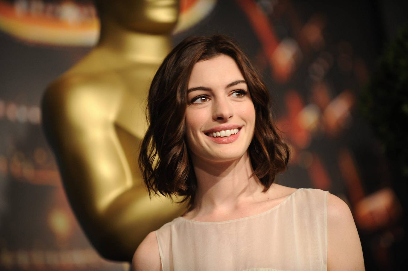 Anne Hathaway la más guapa de los Oscars