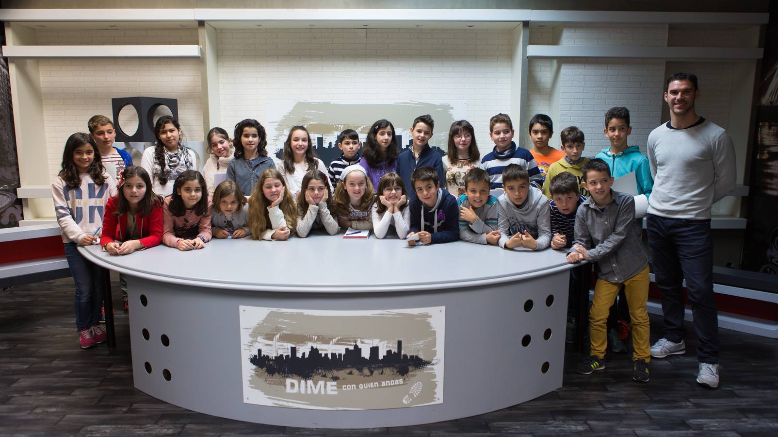 Los alumnos de 5º B del Colegio Escolapios ha visitado la multimedia de Diario LA RIOJA