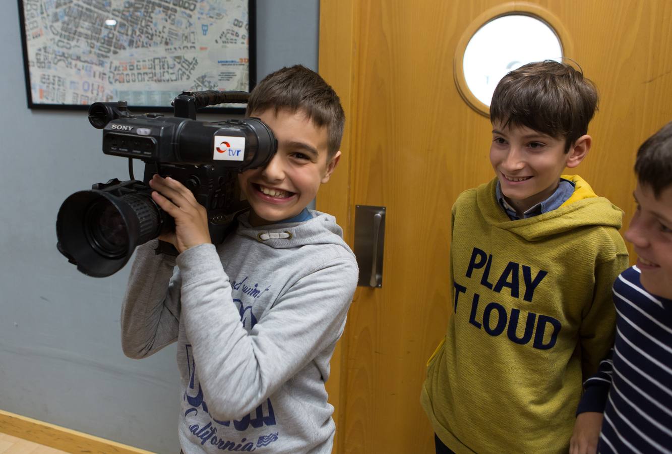 Los alumnos de 5º B del Colegio Escolapios ha visitado la multimedia de Diario LA RIOJA