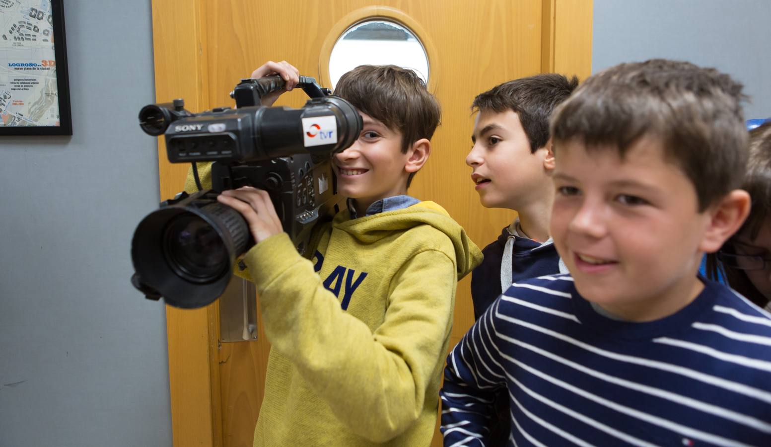 Los alumnos de 5º B del Colegio Escolapios ha visitado la multimedia de Diario LA RIOJA