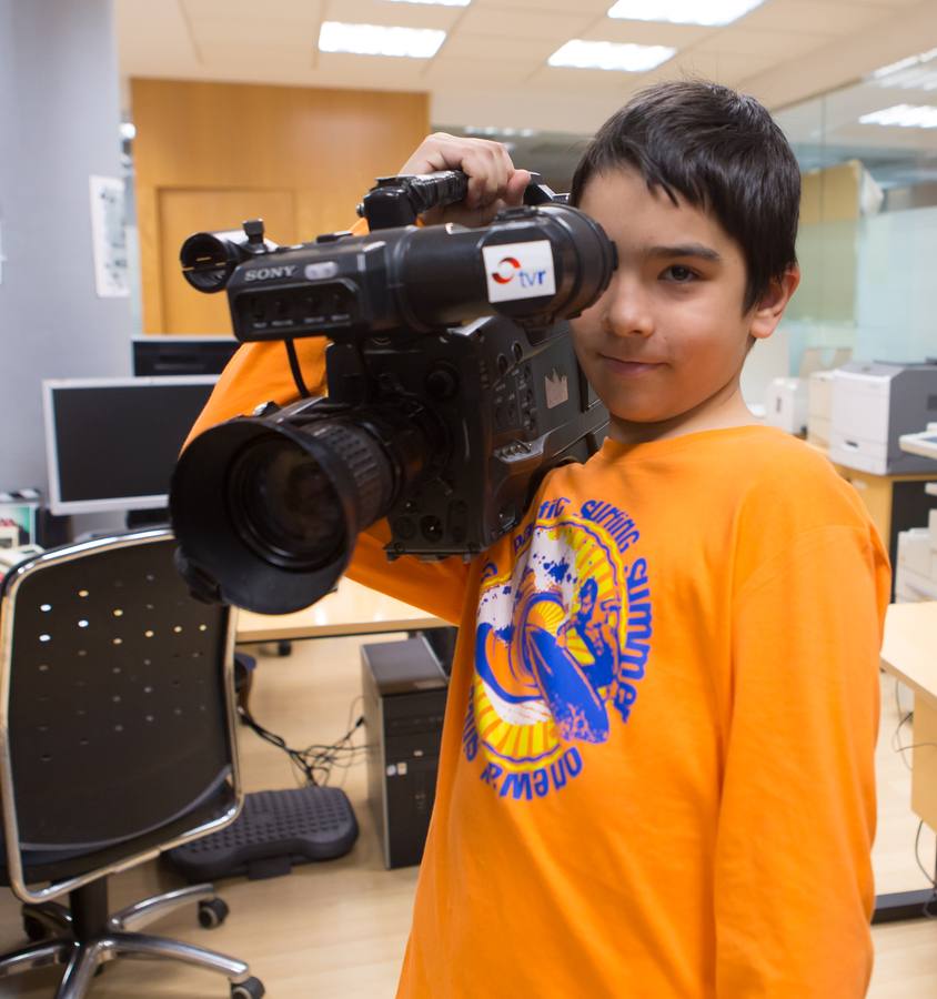 Los alumnos de 5º B del Colegio Escolapios ha visitado la multimedia de Diario LA RIOJA