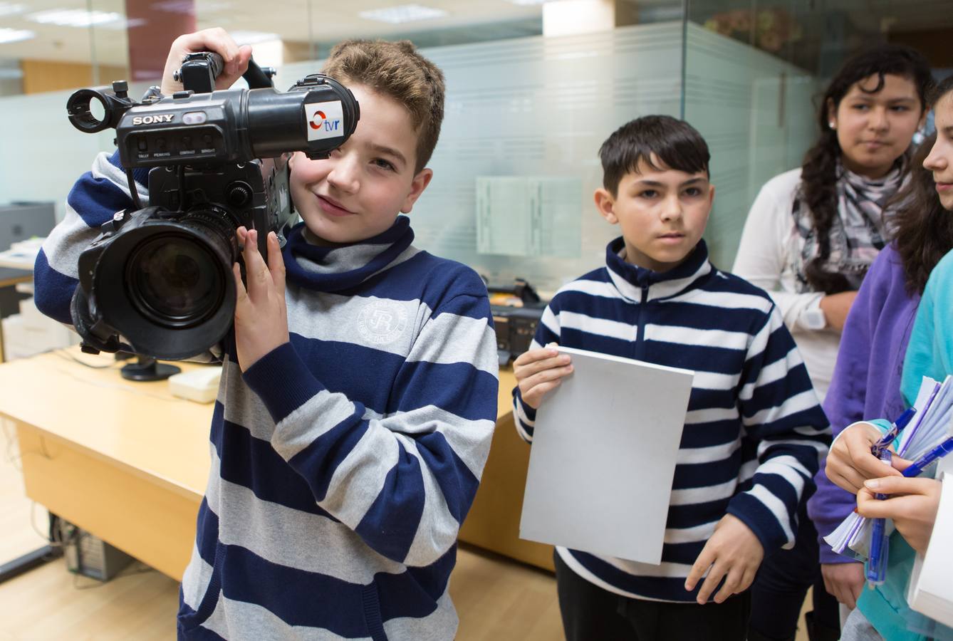 Los alumnos de 5º B del Colegio Escolapios ha visitado la multimedia de Diario LA RIOJA