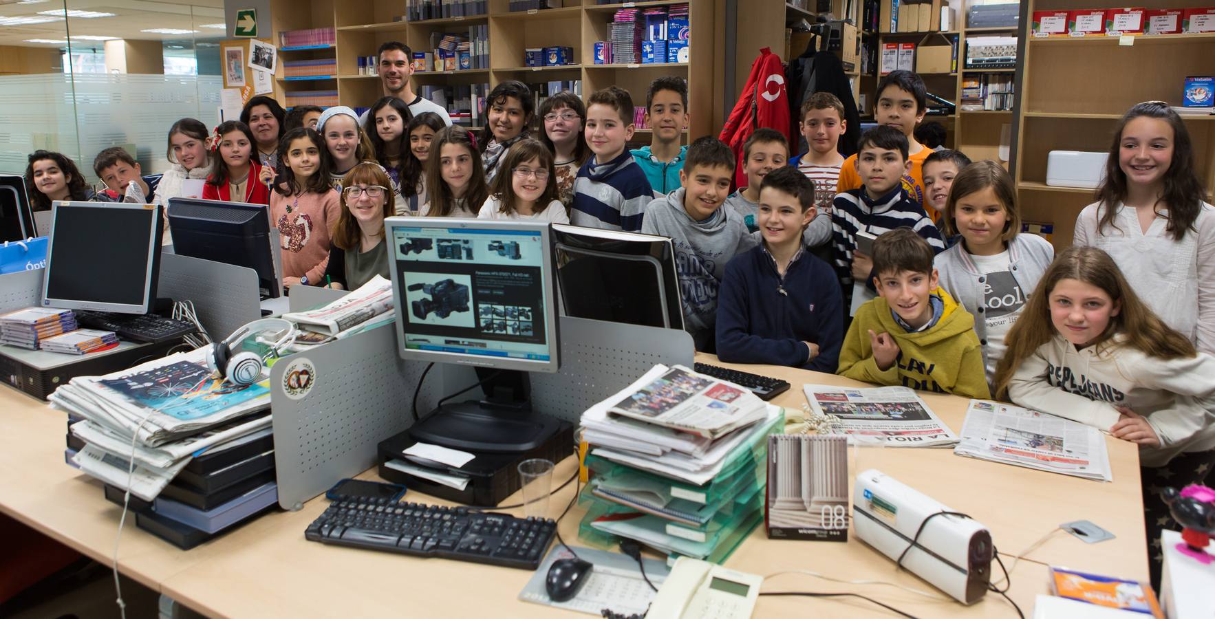 Los alumnos de 5º B del Colegio Escolapios ha visitado la multimedia de Diario LA RIOJA