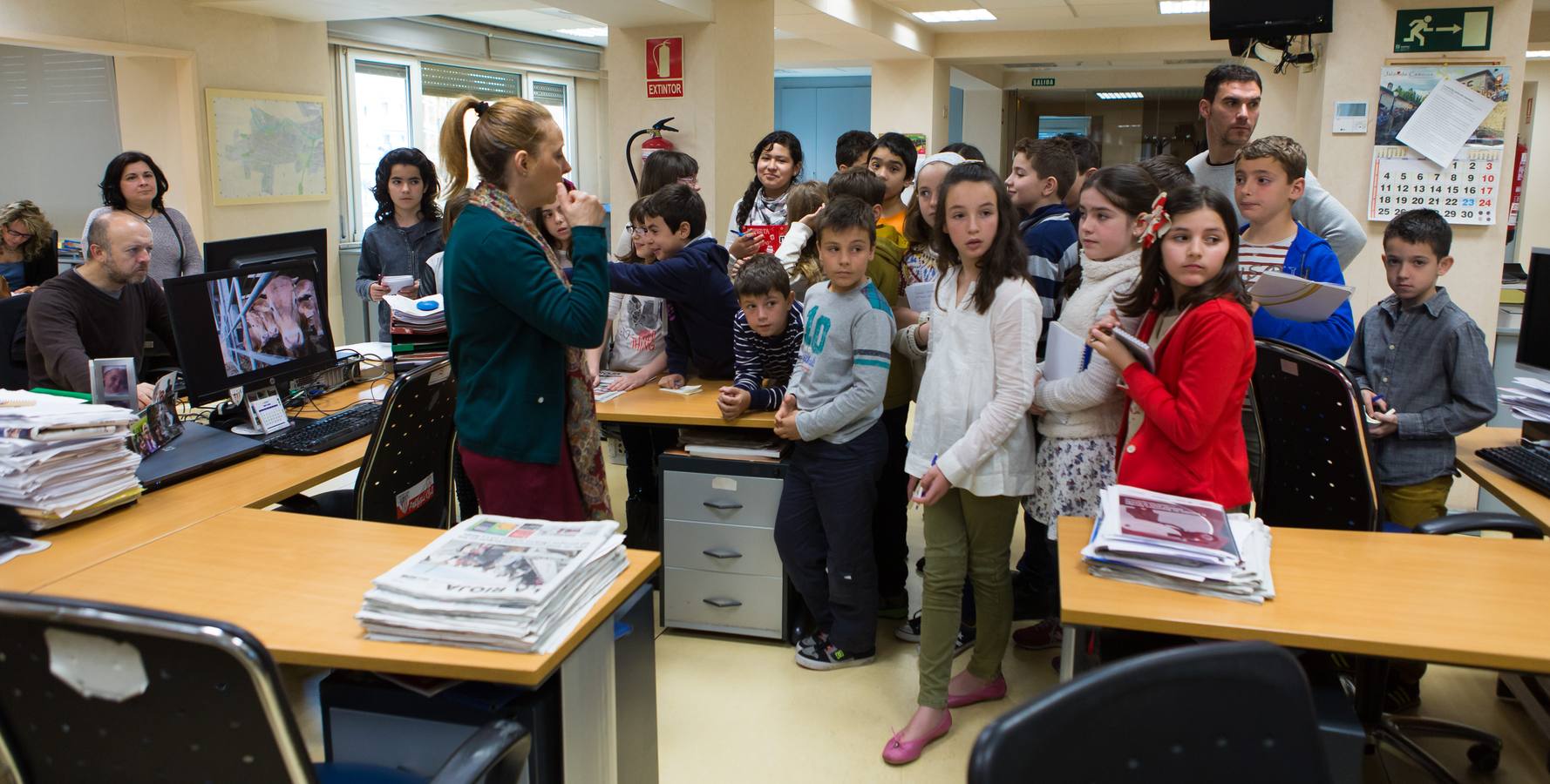 Los alumnos de 5º B del Colegio Escolapios ha visitado la multimedia de Diario LA RIOJA