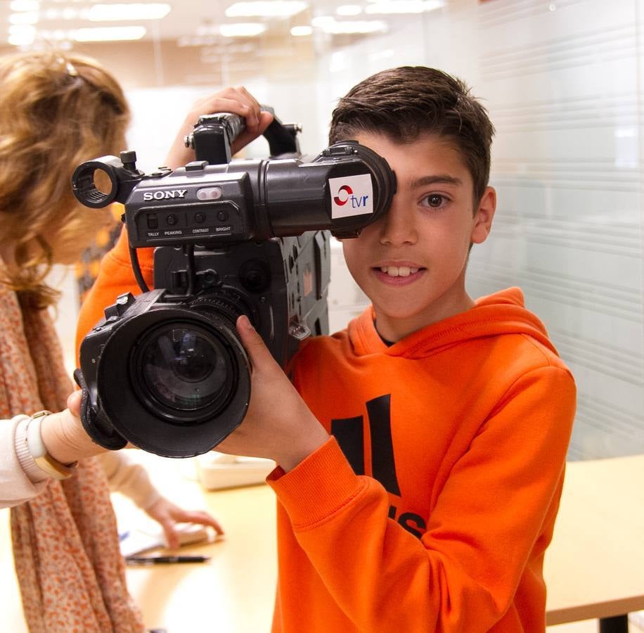 Los alumnos de 5º C de Primaria del Colegio Escolapios han visitado la multimedia de Diario LA RIOJA