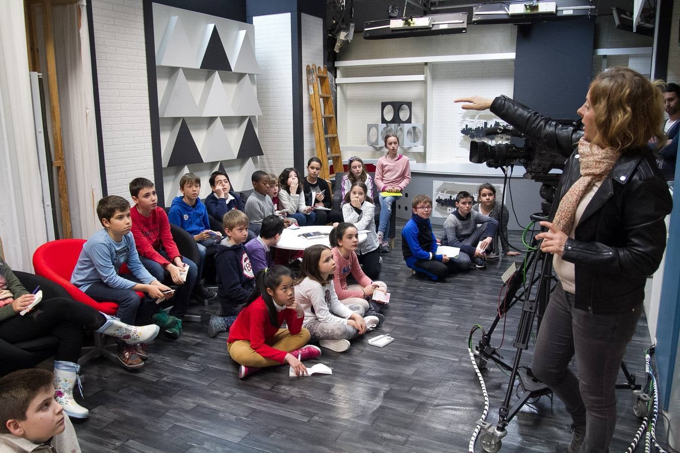 Los alumnos de 5º C de Primaria del Colegio Escolapios han visitado la multimedia de Diario LA RIOJA