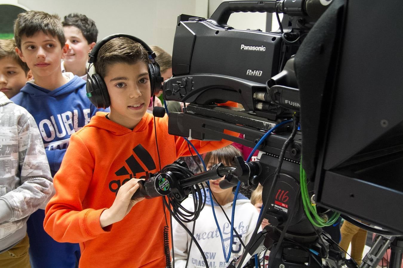 Los alumnos de 5º C de Primaria del Colegio Escolapios han visitado la multimedia de Diario LA RIOJA