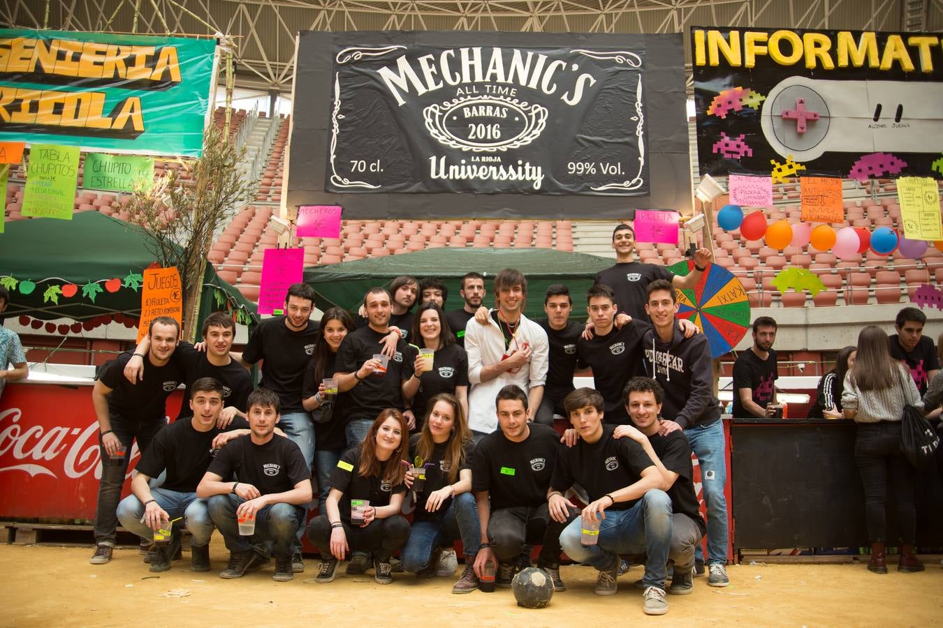 Los alumnos de la UR celebran la fiesta de Barras (I)