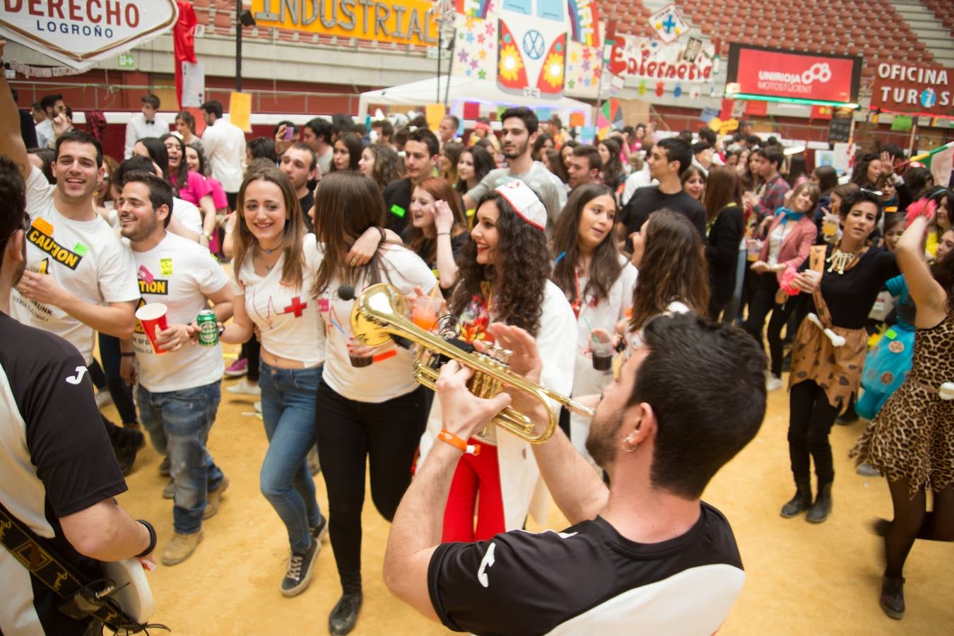 Los alumnos de la UR celebran la fiesta de Barras (I)