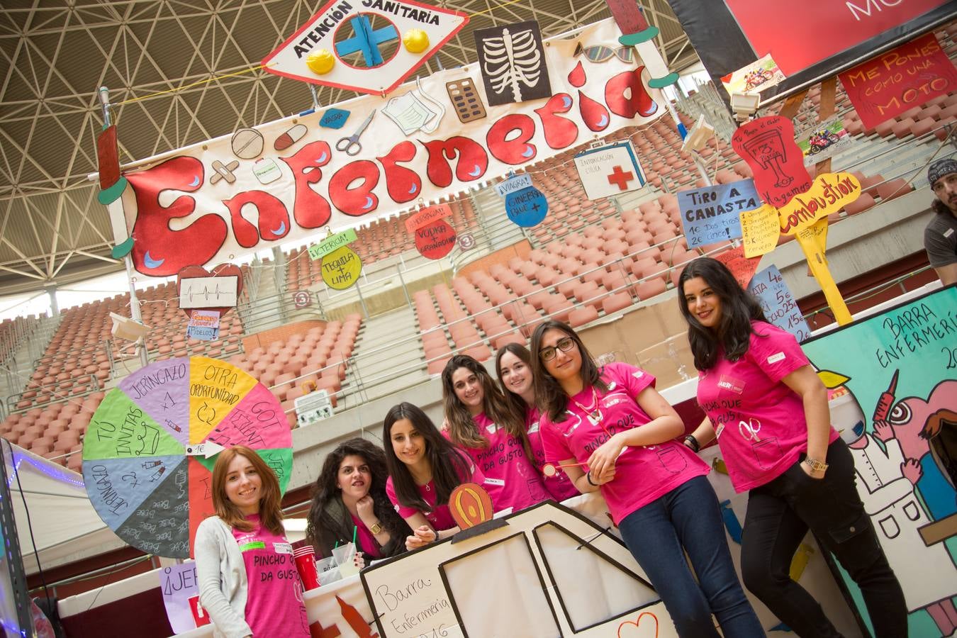 Los alumnos de la UR celebran la fiesta de Barras (I)