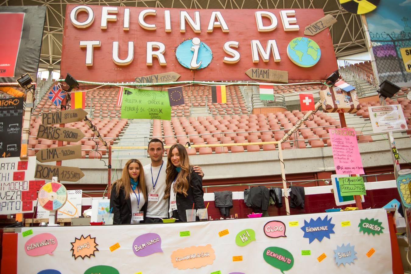 Los alumnos de la UR celebran la fiesta de Barras (I)