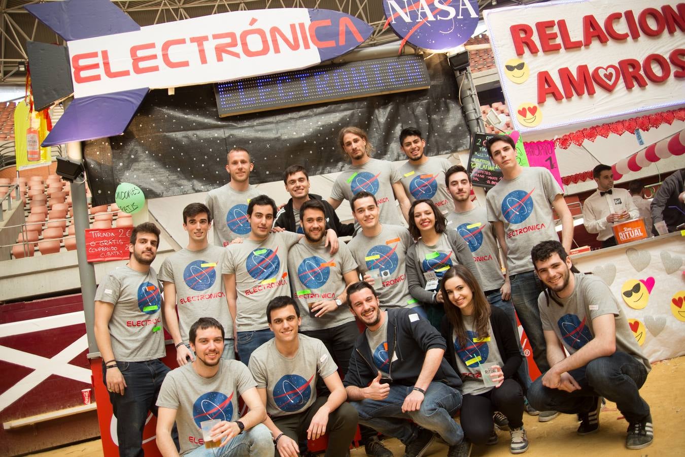 Los alumnos de la UR celebran la fiesta de Barras (I)