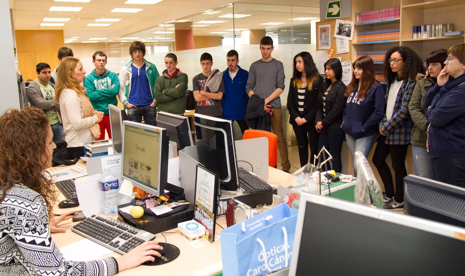 Los alumnos de 4º de la ESO y Gestión Administrativa del IES Comercio visitan la multimedia de Diario LA RIOJA