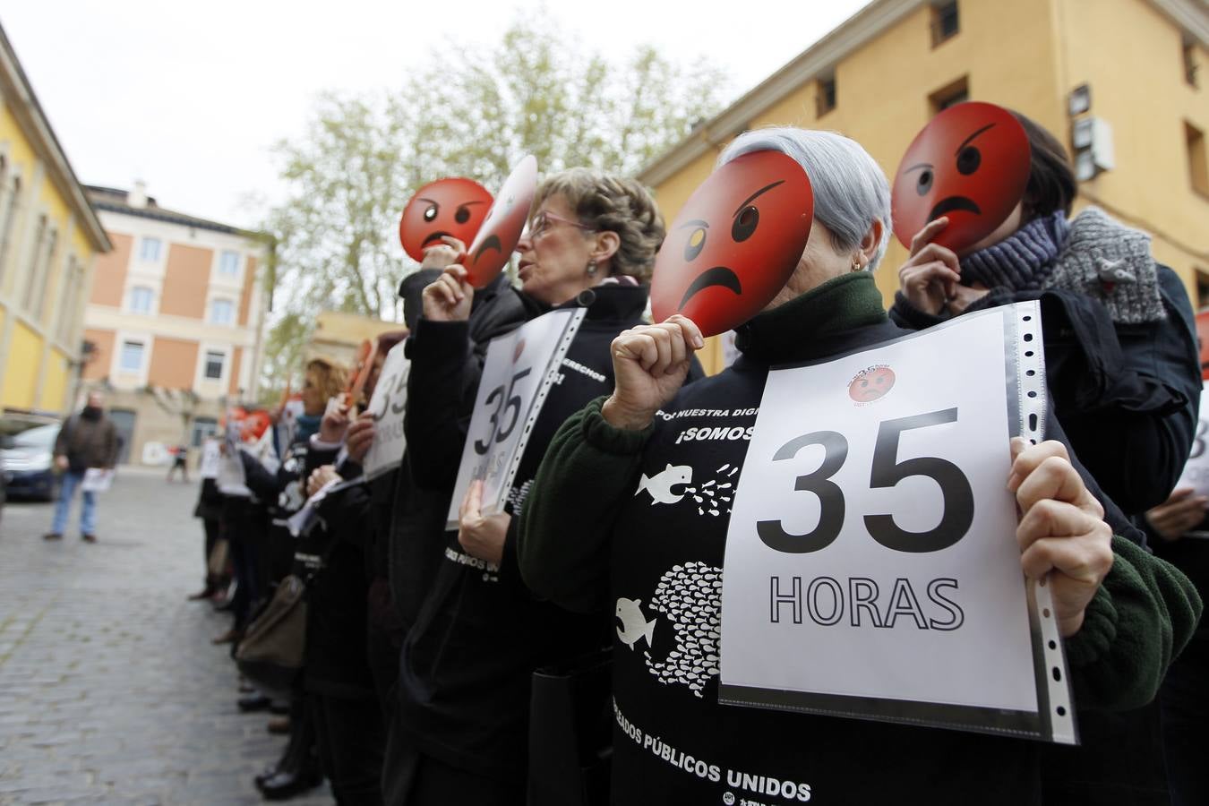 Una intensa sesión en el Parlamento riojano