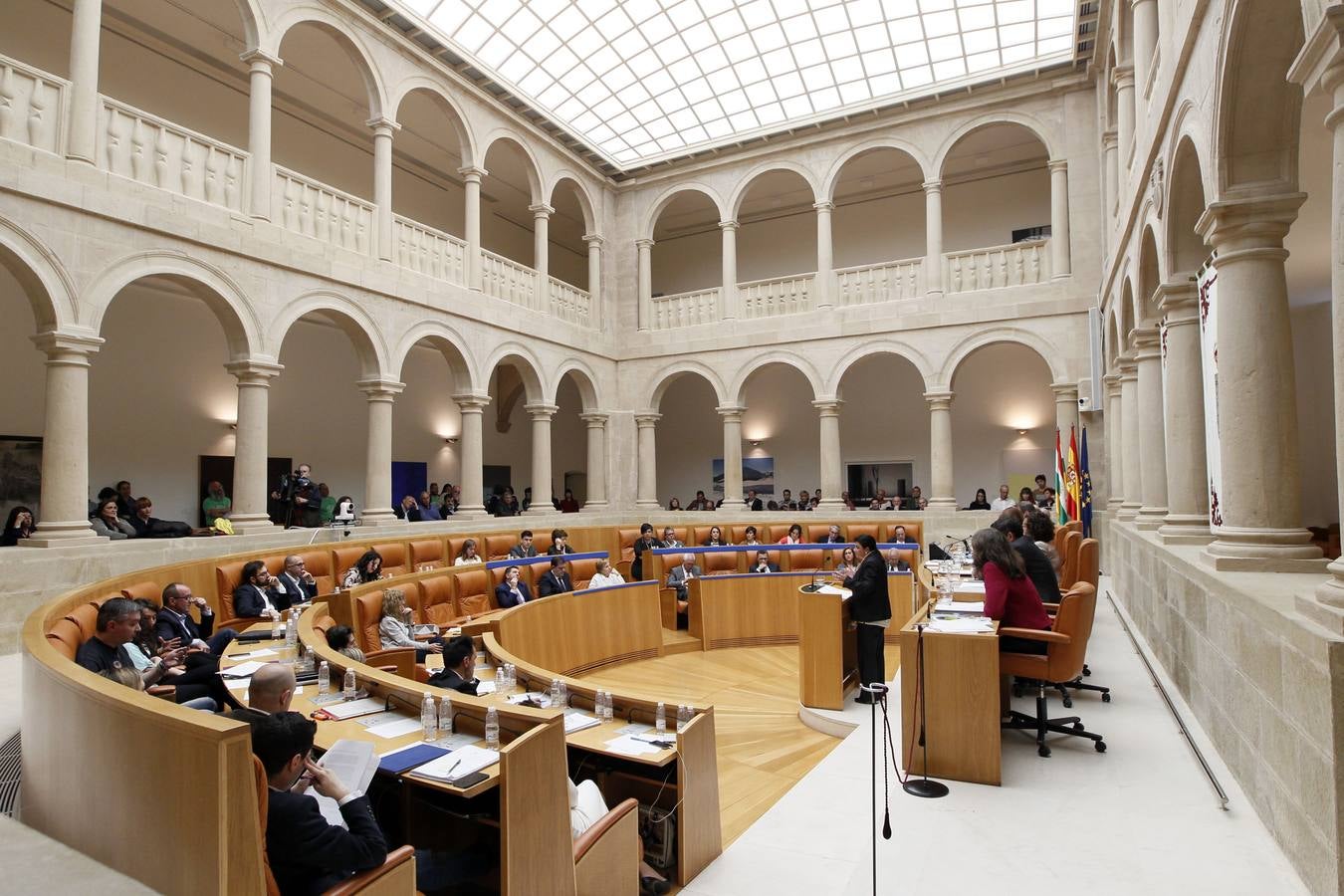 Una intensa sesión en el Parlamento riojano