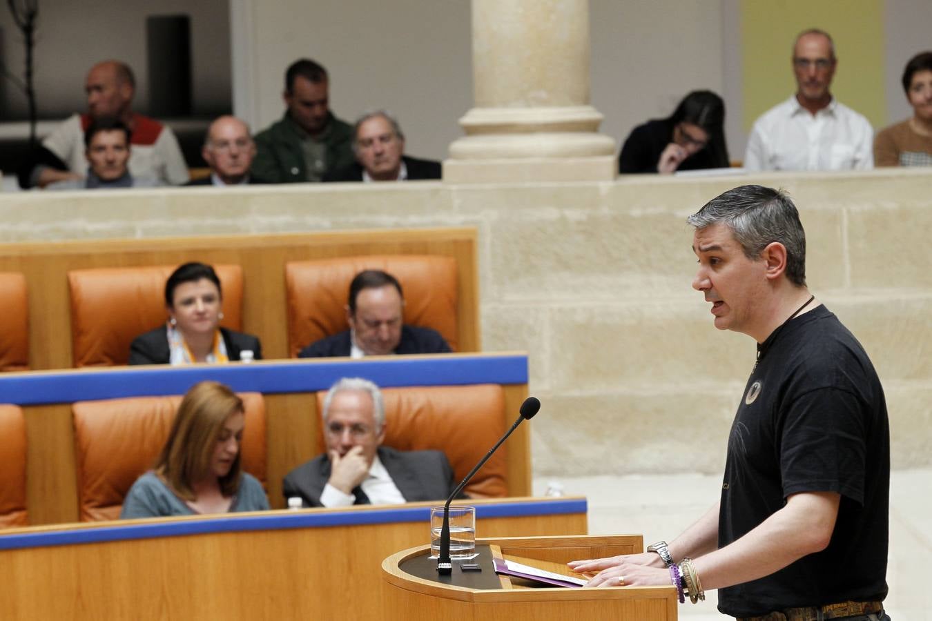 Una intensa sesión en el Parlamento riojano