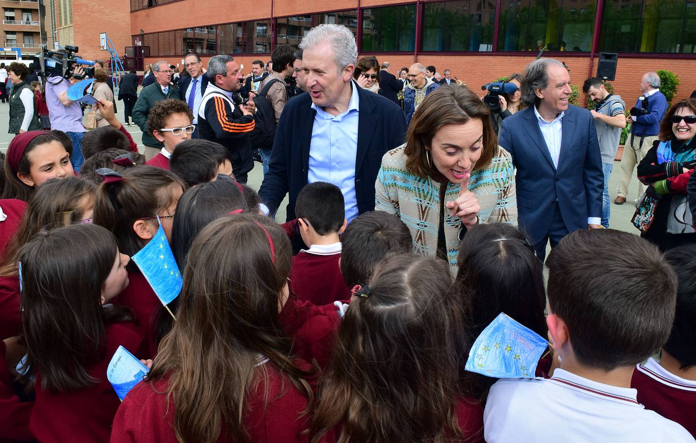 Izado de banderas y entrega de la Estrella de Europa a Jesuitas