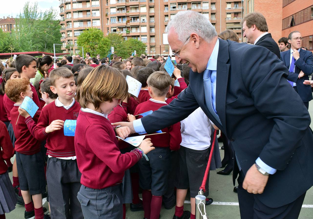Izado de banderas y entrega de la Estrella de Europa a Jesuitas