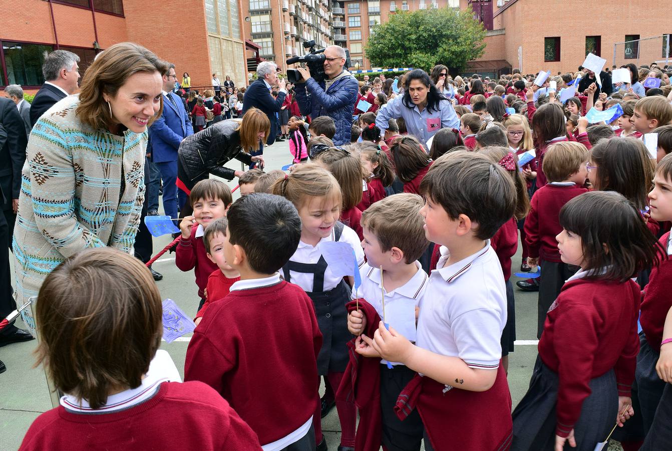 Izado de banderas y entrega de la Estrella de Europa a Jesuitas
