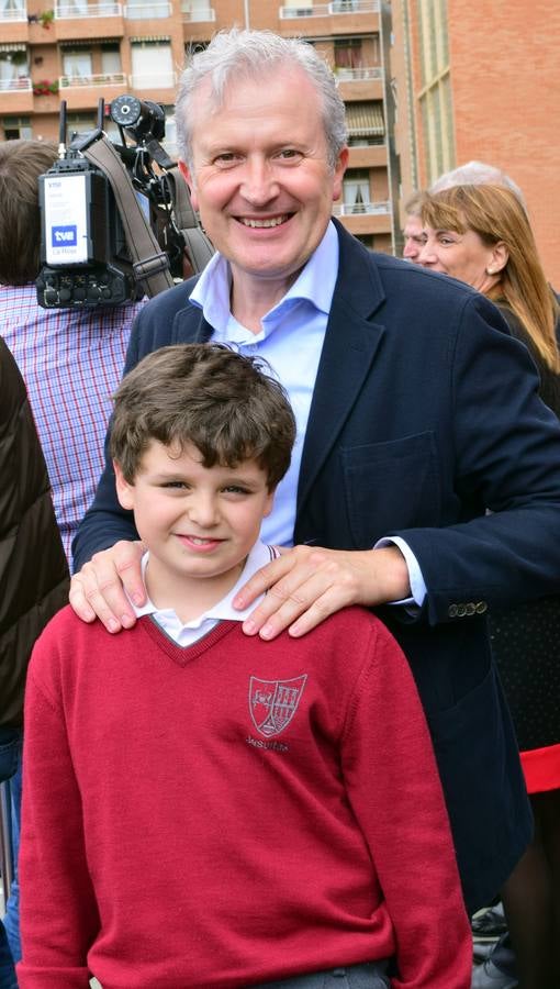 Izado de banderas y entrega de la Estrella de Europa a Jesuitas