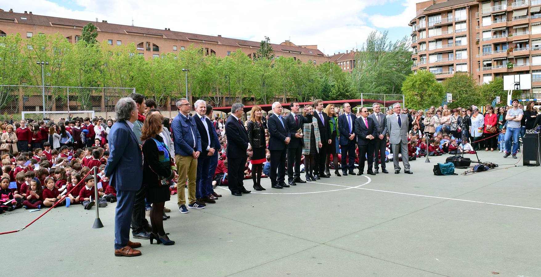 Izado de banderas y entrega de la Estrella de Europa a Jesuitas