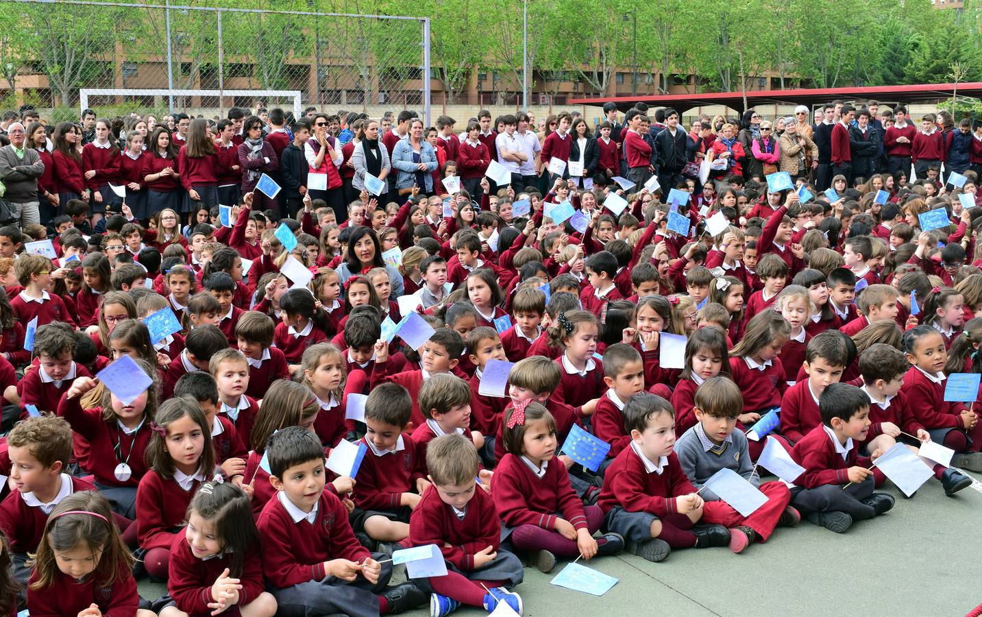 Izado de banderas y entrega de la Estrella de Europa a Jesuitas