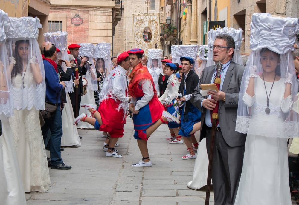 Procesión del Santo, procesión del Peregrino y el reparto de pan y la cebolleta en las fiestas de Santo Domingo (II)