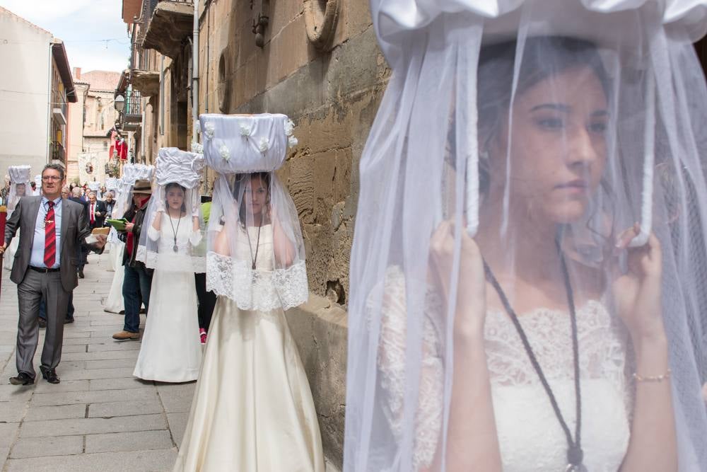 Procesión del Santo, procesión del Peregrino y el reparto de pan y la cebolleta en las fiestas de Santo Domingo (II)