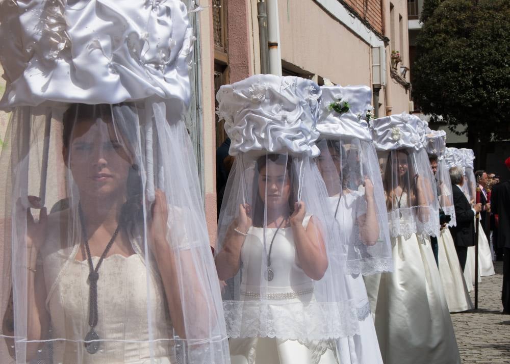 Procesión del Santo, procesión del Peregrino y el reparto de pan y la cebolleta en las fiestas de Santo Domingo (II)